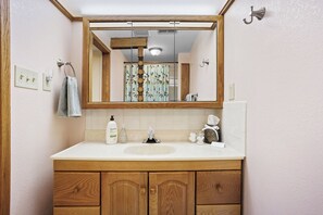 Hair dryer, towels, soap, shampoo - Sunny Private Guest Suite, 30 min from Denver/Boulder, Kids and Pets welcome! (Broomfield)