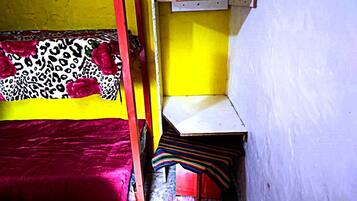 6 habitaciones, espacio para trabajar con laptop y ropa de cama