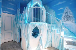 16 Schlafzimmer, Bügeleisen/Bügelbrett, Reisekinderbett, WLAN