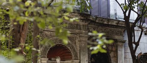 تفاصيل الفندق من الخارج