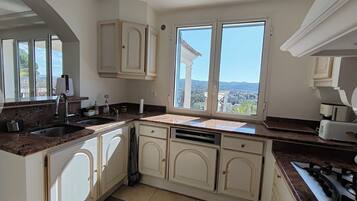 Een koelkast, een microgolfoven, een oven, een kookplaat