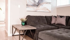 舒適公寓客房 | 起居區 | 60-吋LED 液晶電視、有線頻道、Netflix、串流服務