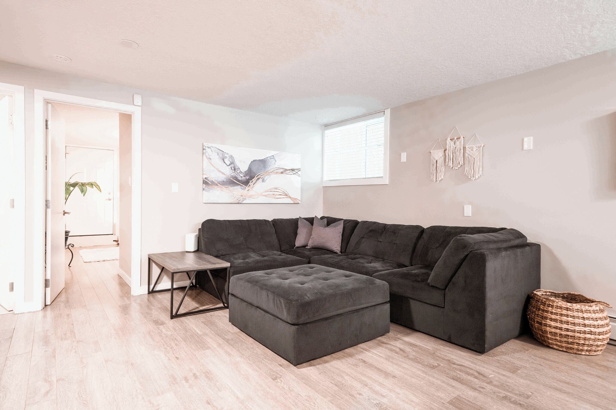 舒適公寓客房 | 客廳 | 60 吋LED 電視連有線電視頻道、Netflix、串流服務