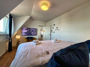 2 عدّة غرف نوم ومكتب ومكواة/لوح كي وسرير سفر