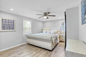 4 bedrooms, iron/ironing board, WiFi, bed sheets