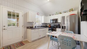 Fridge, microwave, oven, stovetop - Oak St Oasis 5-minutes to historic Downtown! (Downtown St. Augustine)