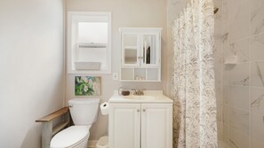 Sèche-cheveux, serviettes fournies, papier toilette