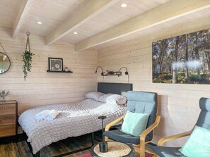 1 bedroom, free WiFi, bed sheets - Barn Owl Cabin - UK45401 (Forfar)