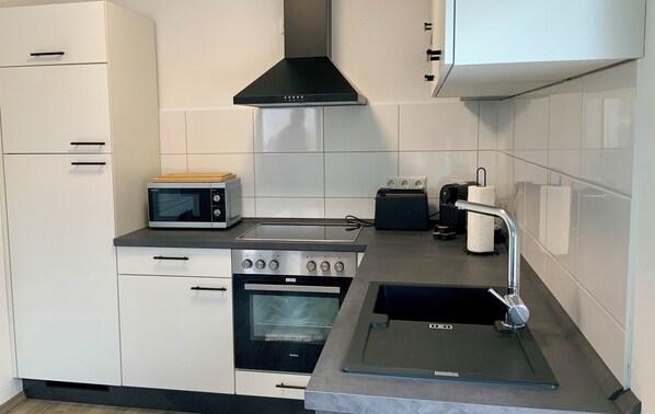 Een koelkast, een magnetron, een oven, een kookplaat