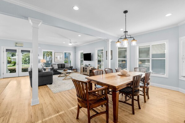 Dining - Private Pool + Hot Tub - Golf Cart - Block to Beach - Beach Chair Service (Destin)