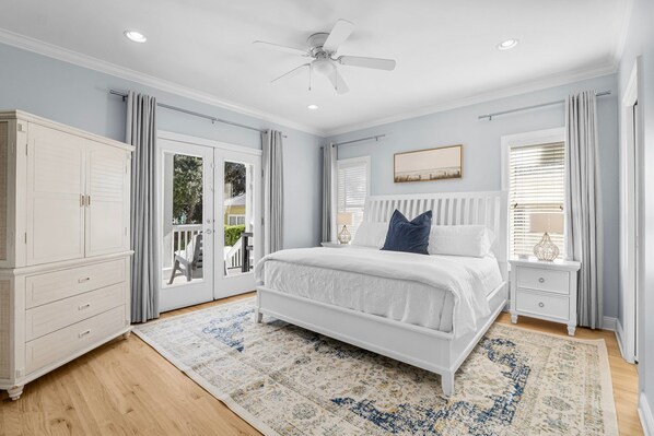 7 bedrooms, desk, iron/ironing board, travel cot - Private Pool + Hot Tub - Golf Cart - Block to Beach - Beach Chair Service (Destin)