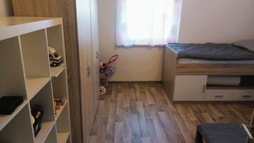 2 habitaciones, cuna de viaje, wifi gratis y ropa de cama