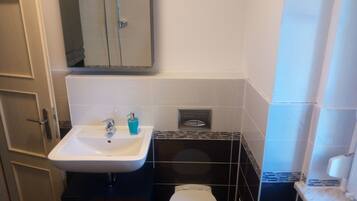 Haartrockner, Handtücher, Seife, Toilettenpapier