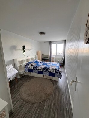 3 habitaciones, tabla de planchar con plancha y cuna de viaje 