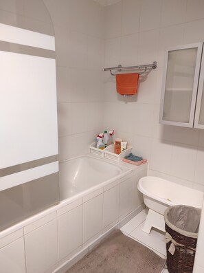  milieuvriendelijk toiletgerief, een haardroger, een bidet, handdoeken