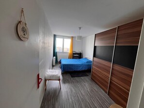 3 slaapkamers, een strijkplank/strijkijzer, reisbedje, gratis wifi