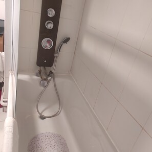 Miljøvenlige toiletartikler, hårtørrer, bidet, håndklæder