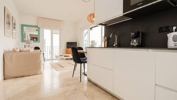 Apartament | Cuina privada | Frigorífic i utensilis de cuina, vaixella i coberteria