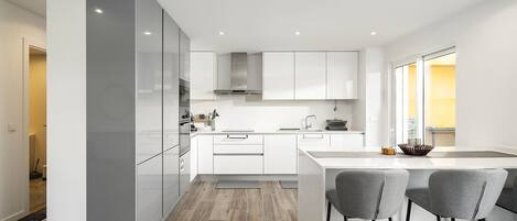 冰箱、微波炉、烤箱、洗碗机