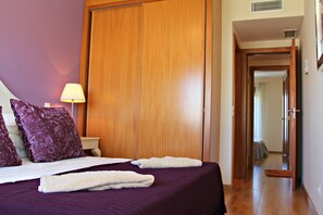 3 habitaciones, tabla de planchar con plancha y cuna de viaje 