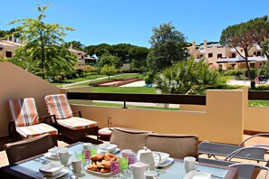 Outdoor dining - VILAMOURA TYPICAL 3 WITH POOL by HOMING (Quarteira)