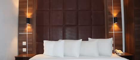 Classic Room | Desk, laptop workspace, free WiFi