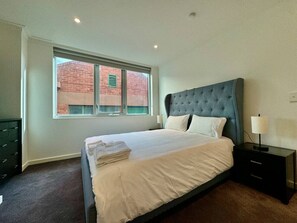 Tabla de planchar con plancha, wifi y ropa de cama 