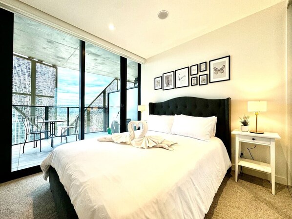 مكتب ومكواة/لوح كي وواي فاي وملاءات أسرّة