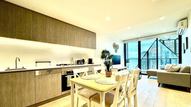 Una cocina moderna con comedor, ventanas amplias y vistas a la ciudad.