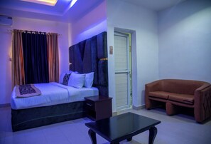 Bureau, espace de travail pour ordinateur portable