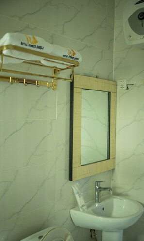 Doppia Deluxe | Bagno | Doccia, set di cortesia gratuito, asciugamani, sapone
