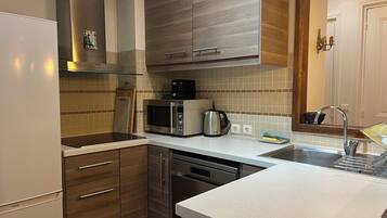 Køleskab, mikrobølgeovn, kogeplade, opvaskemaskine