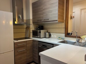 Fridge, microwave, stovetop, dishwasher