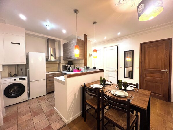 Fridge, microwave, stovetop, dishwasher