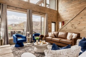 Smart TV, fireplace, video games - Long range views, Indoor Pool, Hot tub, Firepit, Multiple Decks, Arcade Games (Pigeon Forge)