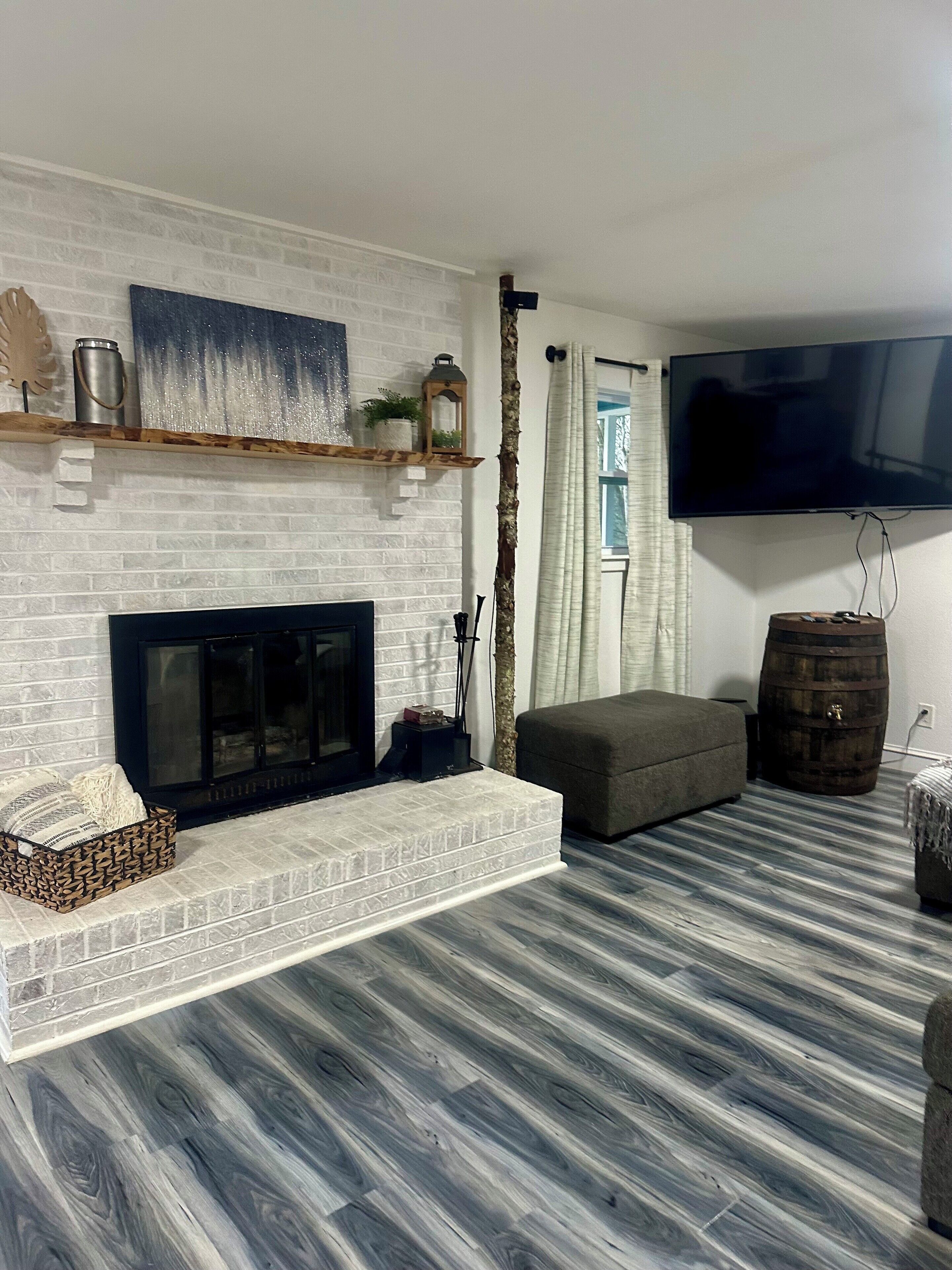 Smart TV, fireplace, stereo