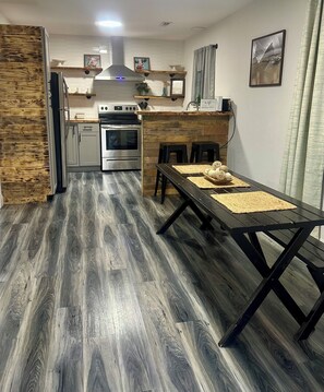 冰箱、微波炉、烤箱、炉灶