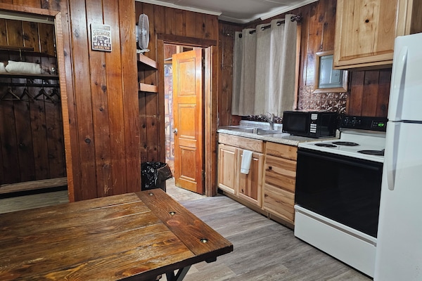 Microwave, cookware/dishes/utensils