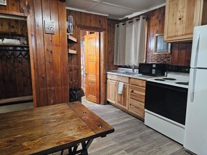 Microwave, cookware/dishes/utensils