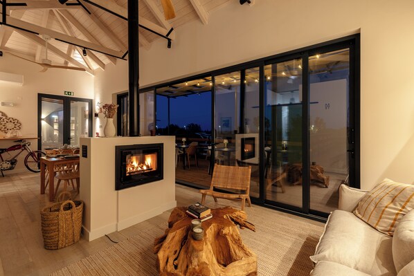 Interior - Suite 2: Double/Twin Superior with private terrace and Pool view (Olhão)