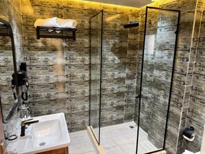 Panoramic Twin Room, Balcony | Bathroom | Separate bathtub and shower, hydromassage showerhead - Master Pyramids Inn (Giza)