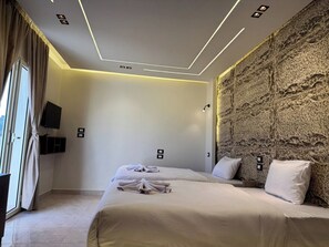 Tomannsrom – panorama, balkong | Individuelt dekorert, individuelt innredet og skrivebord