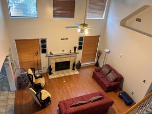 Living area - Spacious 4-bedroom house with AC, fitness room, WiFi in superb Houston (Houston)