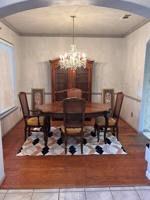 Dining - Spacious 4-bedroom house with AC, fitness room, WiFi in superb Houston (Houston)