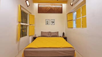5 bedrooms, iron/ironing board, WiFi, bed sheets