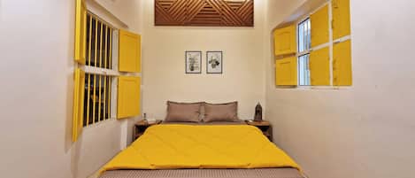 5 bedrooms, iron/ironing board, WiFi, bed sheets