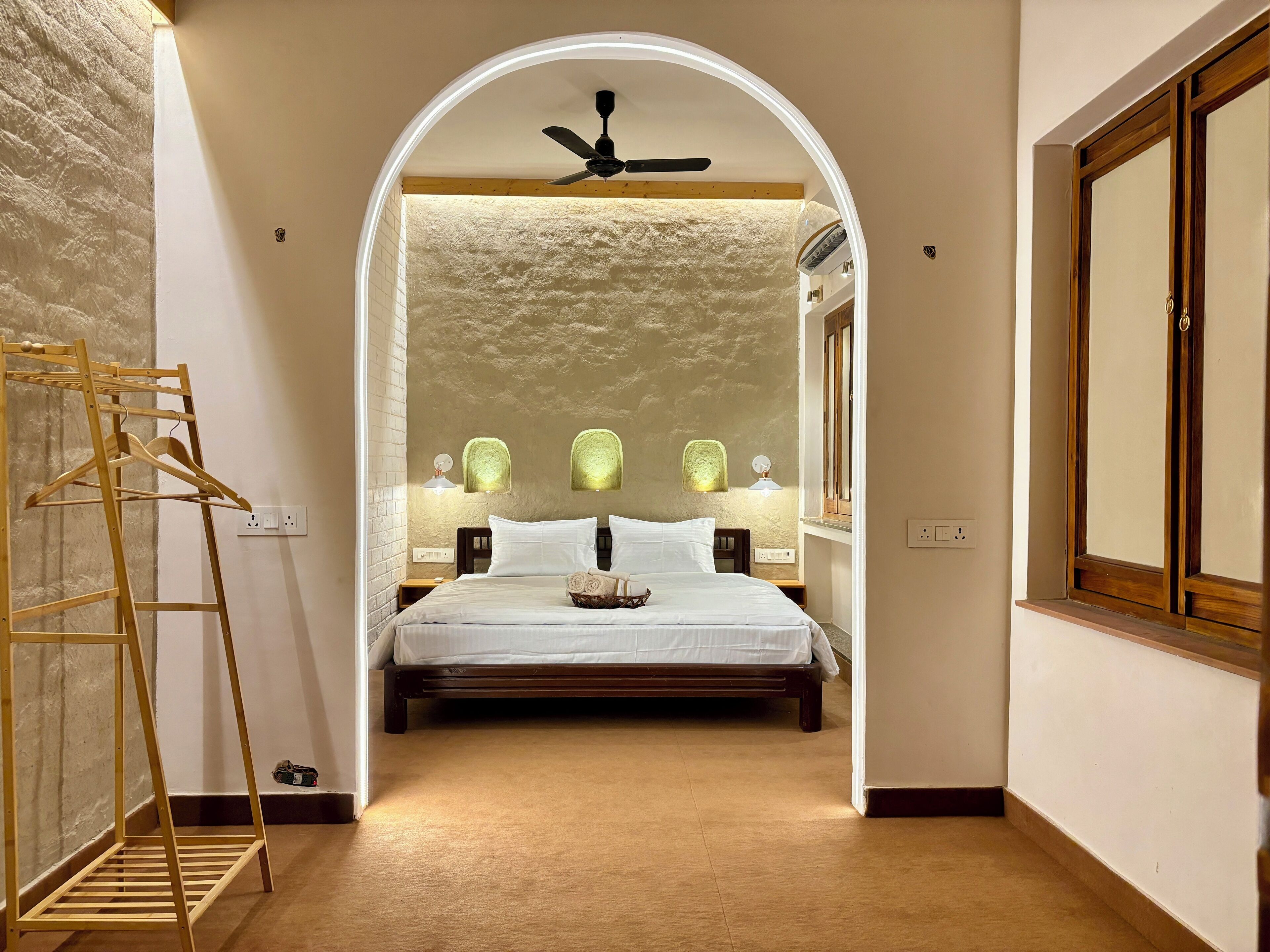 5 bedrooms, iron/ironing board, WiFi, bed sheets