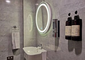 Sèche-cheveux, serviettes fournies, savon, papier toilette