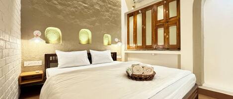 5 bedrooms, iron/ironing board, WiFi, bed sheets