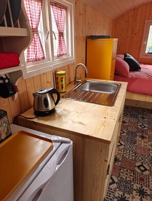 Interior - Gipsy wagon 2pers at camping Lindershoeve Bergeijk where tranquility and nature come together (Bergeijk)
